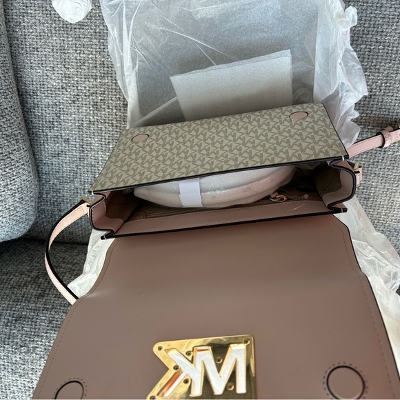 BNWT Michael Kors Logo-Print Messenger shoulder Bag ! - Picture 9 of 13